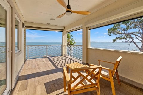 House in Saint Petersburg, Florida 3 bedrooms, 349.41 sq.m. № 1760510 - photo 9