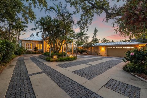 House in Saint Petersburg, Florida 3 bedrooms, 349.41 sq.m. № 1760510 - photo 13