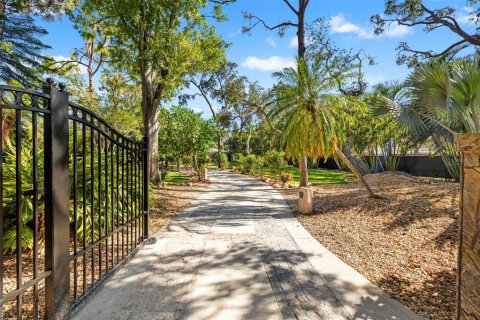 House in Saint Petersburg, Florida 3 bedrooms, 349.41 sq.m. № 1760510 - photo 10