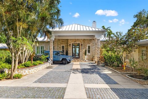 House in Saint Petersburg, Florida 3 bedrooms, 349.41 sq.m. № 1760510 - photo 14