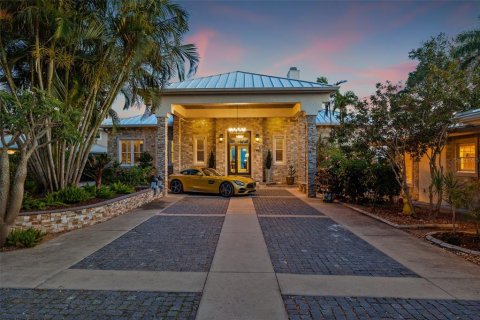 House in Saint Petersburg, Florida 3 bedrooms, 349.41 sq.m. № 1760510 - photo 4