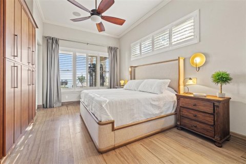 House in Saint Petersburg, Florida 3 bedrooms, 349.41 sq.m. № 1760510 - photo 8