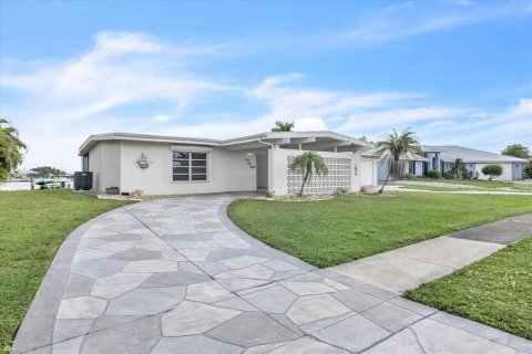 Casa en Port Charlotte, Florida 3 dormitorios, 154.5 m2 № 2386401