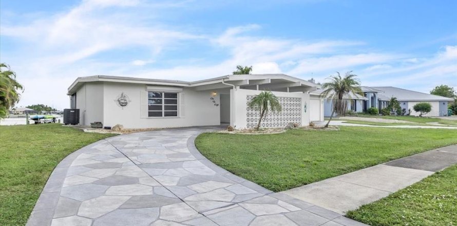 Casa en Port Charlotte, Florida 3 dormitorios, 154.5 m2 № 2386401