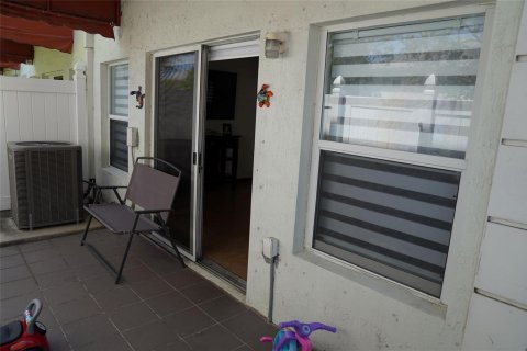 Adosado en venta en Oakland Park, Florida, 3 dormitorios, 139.73 m2 № 2250700 - foto 2
