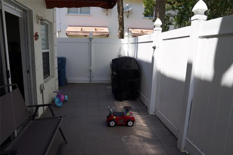Adosado en venta en Oakland Park, Florida, 3 dormitorios, 139.73 m2 № 2250700 - foto 3