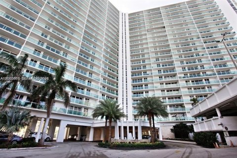 Copropriété à louer à Sunny Isles Beach, Floride: 2 chambres, 126.07 m2 № 2348802 - photo 19