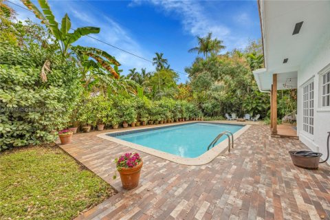 House in Palmetto Bay, Florida 4 bedrooms, 372.63 sq.m. № 1695616 - photo 30