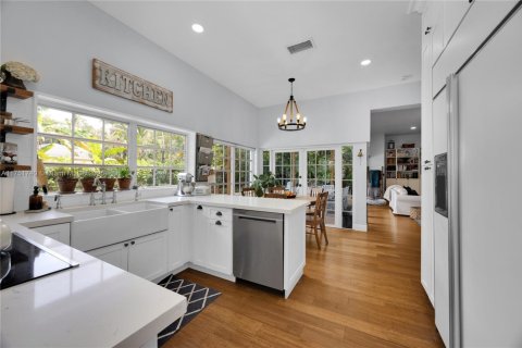 House in Palmetto Bay, Florida 4 bedrooms, 372.63 sq.m. № 1695616 - photo 13
