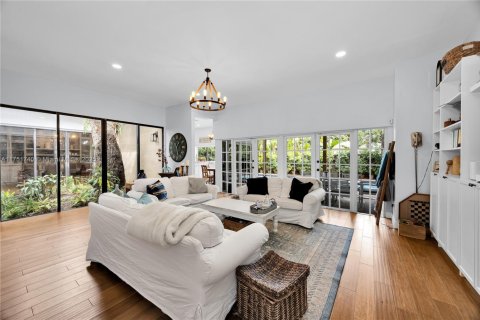 House in Palmetto Bay, Florida 4 bedrooms, 372.63 sq.m. № 1695616 - photo 17