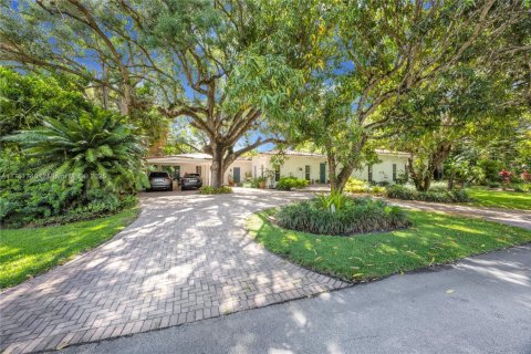House in Palmetto Bay, Florida 4 bedrooms, 372.63 sq.m. № 1695616 - photo 3