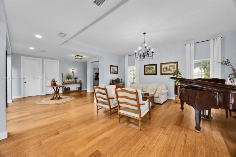 House in Palmetto Bay, Florida 4 bedrooms, 372.63 sq.m. № 1695616 - photo 8