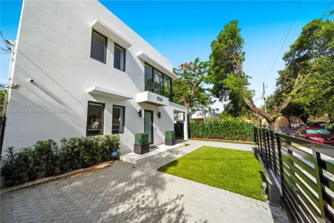 Villa ou maison à vendre à Miami, Floride: 6 chambres № 1975845 - photo 1