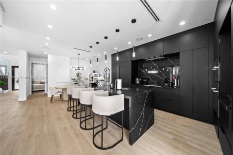 Villa ou maison à vendre à Miami, Floride: 6 chambres № 1975845 - photo 9