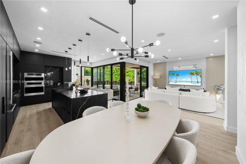 Villa ou maison à vendre à Miami, Floride: 6 chambres № 1975845 - photo 13