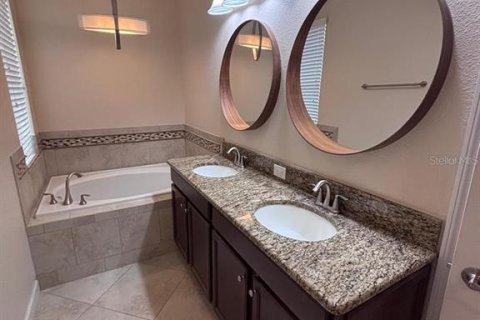 House in Winter Garden, Florida 3 bedrooms, 170.94 sq.m. № 2211264 - photo 27