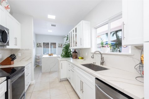 House in Miami, Florida 4 bedrooms, 236.34 sq.m. № 1990453 - photo 20