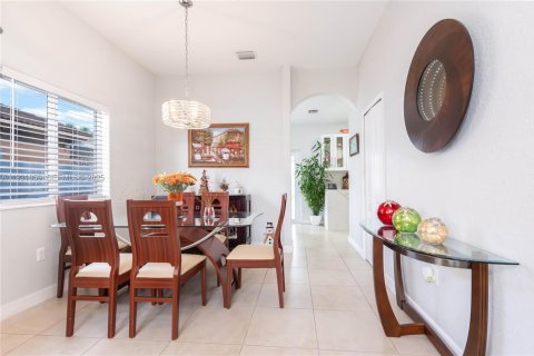 House in Miami, Florida 4 bedrooms, 236.34 sq.m. № 1990453 - photo 8