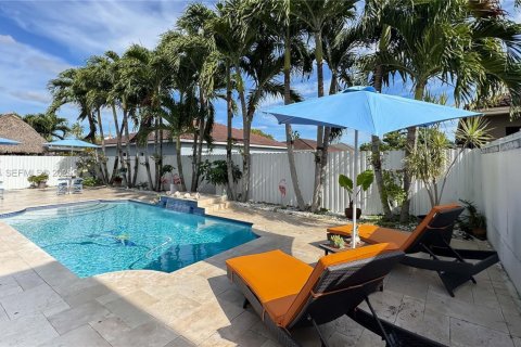 House in Miami, Florida 4 bedrooms, 236.34 sq.m. № 1990453 - photo 1