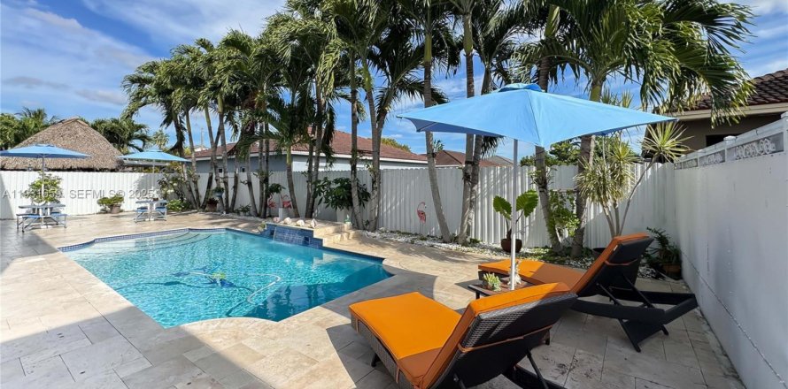 House in Miami, Florida 4 bedrooms, 236.34 sq.m. № 1990453