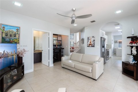 House in Miami, Florida 4 bedrooms, 236.34 sq.m. № 1990453 - photo 14