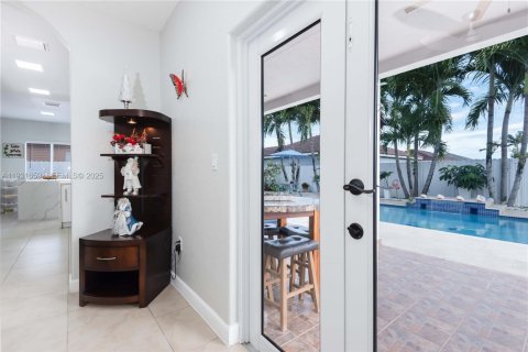 House in Miami, Florida 4 bedrooms, 236.34 sq.m. № 1990453 - photo 18