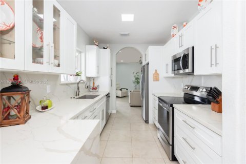 House in Miami, Florida 4 bedrooms, 236.34 sq.m. № 1990453 - photo 21