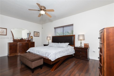 House in Miami, Florida 4 bedrooms, 236.34 sq.m. № 1990453 - photo 24