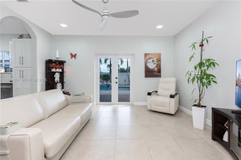 House in Miami, Florida 4 bedrooms, 236.34 sq.m. № 1990453 - photo 17