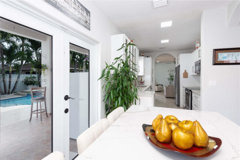 House in Miami, Florida 4 bedrooms, 236.34 sq.m. № 1990453 - photo 22