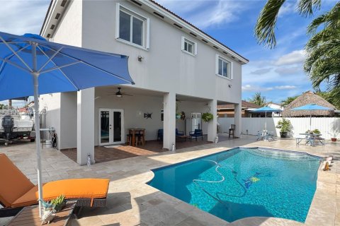 House in Miami, Florida 4 bedrooms, 236.34 sq.m. № 1990453 - photo 4