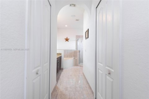 House in Miami, Florida 4 bedrooms, 236.34 sq.m. № 1990453 - photo 26