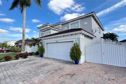 House in Miami, Florida 4 bedrooms, 236.34 sq.m. № 1990453 - photo 3