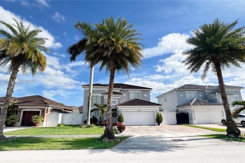 House in Miami, Florida 4 bedrooms, 236.34 sq.m. № 1990453 - photo 2