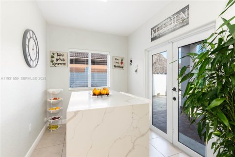 House in Miami, Florida 4 bedrooms, 236.34 sq.m. № 1990453 - photo 10