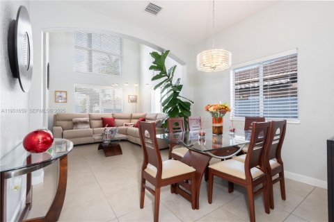 House in Miami, Florida 4 bedrooms, 236.34 sq.m. № 1990453 - photo 9