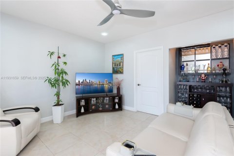 House in Miami, Florida 4 bedrooms, 236.34 sq.m. № 1990453 - photo 13