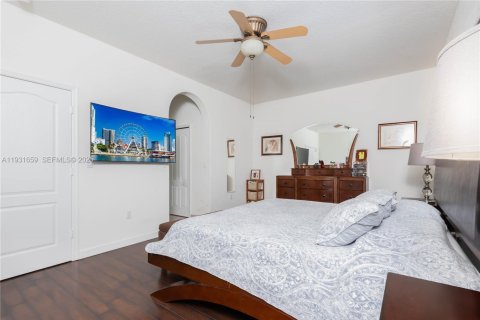 House in Miami, Florida 4 bedrooms, 236.34 sq.m. № 1990453 - photo 25