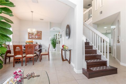 House in Miami, Florida 4 bedrooms, 236.34 sq.m. № 1990453 - photo 7