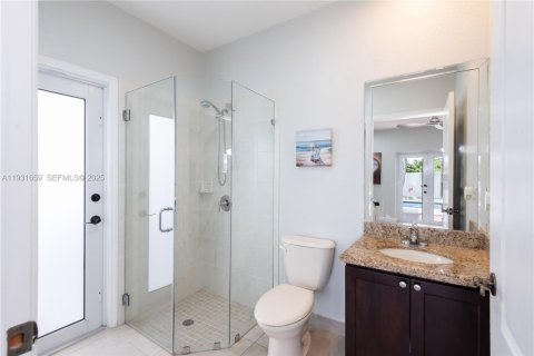 House in Miami, Florida 4 bedrooms, 236.34 sq.m. № 1990453 - photo 15