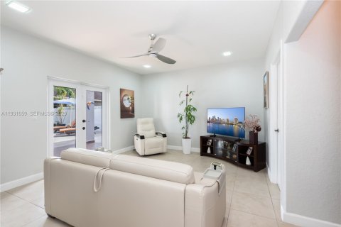 House in Miami, Florida 4 bedrooms, 236.34 sq.m. № 1990453 - photo 12