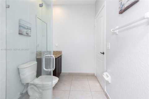 House in Miami, Florida 4 bedrooms, 236.34 sq.m. № 1990453 - photo 16