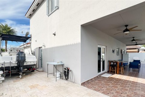 House in Miami, Florida 4 bedrooms, 236.34 sq.m. № 1990453 - photo 5
