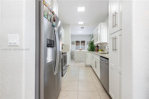 House in Miami, Florida 4 bedrooms, 236.34 sq.m. № 1990453 - photo 19