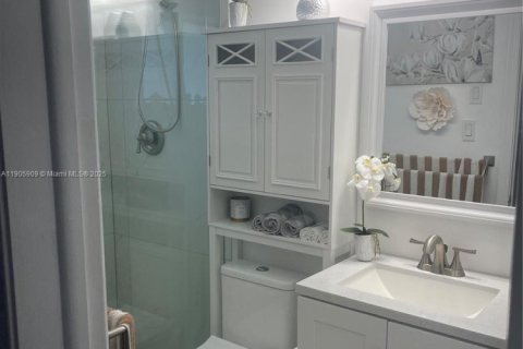 House in Tamarac, Florida 2 bedrooms, 124.67 sq.m. № 1958727 - photo 11