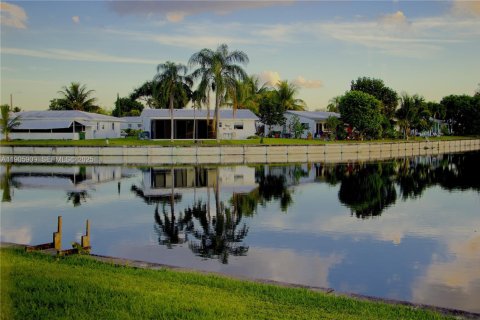 Casa en venta en Tamarac, Florida, 2 dormitorios, 124.67 m2 № 1958727 - foto 17