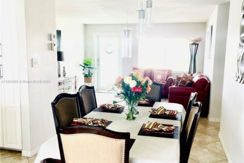 House in Tamarac, Florida 2 bedrooms, 124.67 sq.m. № 1958727 - photo 3