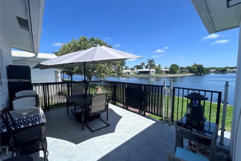 House in Tamarac, Florida 2 bedrooms, 124.67 sq.m. № 1958727 - photo 15