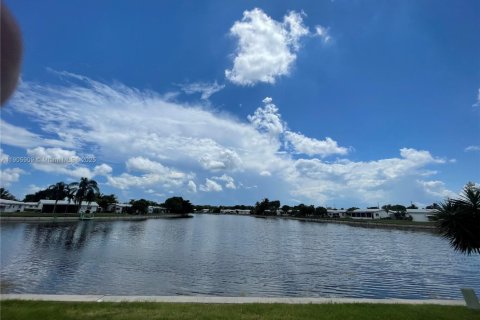 House in Tamarac, Florida 2 bedrooms, 124.67 sq.m. № 1958727 - photo 14