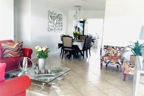 House in Tamarac, Florida 2 bedrooms, 124.67 sq.m. № 1958727 - photo 2